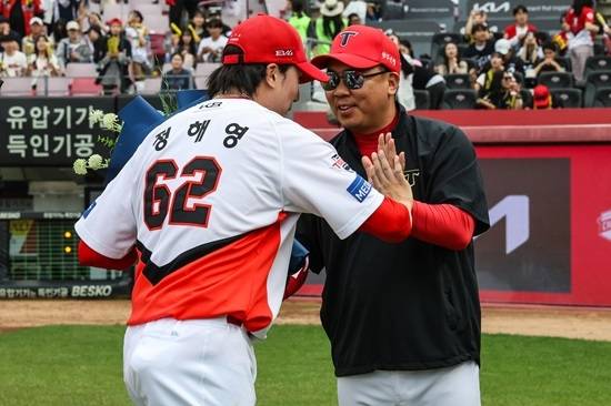 KIA 타이거즈 마무리 투수 정해영이 지난 17일 광주 두산 베어스와 더블헤더 1차전 9회 초 구원 등판해 1이닝 무실점으로 개인 통산 133세이브를 달성했다. 정해영은 이 세이브로 선동열 전 감독과 함께 보유했던 타이거즈 프랜차이즈 최다 세이브 신기록을 작성했다. KIA 타이거즈