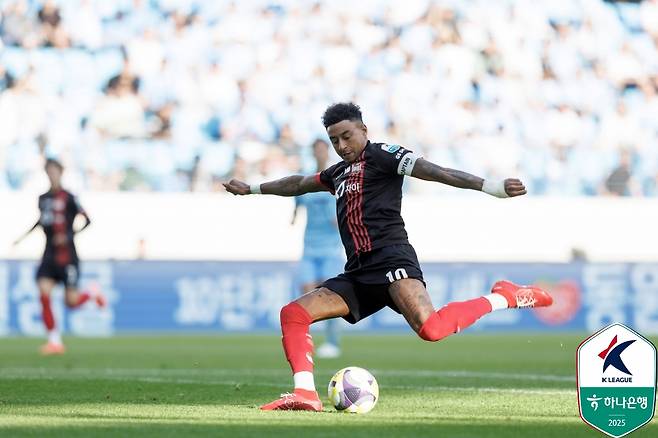 김기동 감독이 이끄는 서울은 18일 대구iM뱅크PARK에서 열린 대구FC와의 하나은행 K리그1 2025 14라운드 원정 경기에서 후반 3분 터진 둑스의 선제 결승골을 잘 지켜 1-0으로 승리했다. 지난 3월 29일 대구와의 맞대결 승리 후&nbsp;7경기에서 4무3패로 승리가 없었던 서울은 다시 대구를 제물로 8경기 만에 승리를 거둬 승점 3을 추가했다. 4승6무4패, 승점 18이 되면서 7위로 뛰어올랐다.