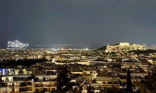 자페이온 홀 상공에서 펼쳐진 아디다스 드론쇼. 오른쪽이 아크로폴리스. [그리스 일간지 카티메리니 홈페이지 캡처. 재판매 및 DB 금지]