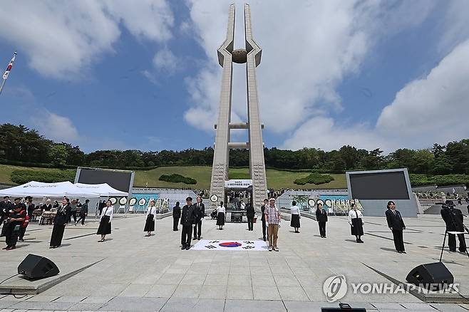 5·18민주화운동 45주년 추모제 (광주=연합뉴스) 김혜인 기자 = 5·18민주화운동 45주년을 하루 앞둔 17일 광주 북구 운정동 국립5·18민주묘지에서 오월 영령의 넋을 기리기 위한 추모제가 진행되고 있다. 2025.5.17 in@yna.co.kr