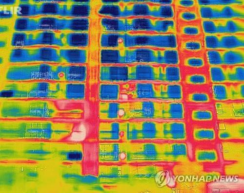 열회상 카메라로 촬영한 아파트 외벽. 붉은 동그라미 에어컨 실외기. [연합뉴스 자료사진]