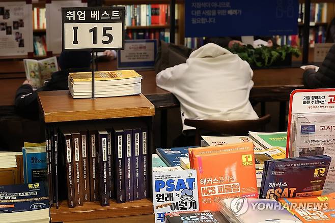 서점에 놓인 취업 관련 책들 (서울=연합뉴스) 김성민 기자 = 일자리를 잃었거나, 취업을 준비 중이거나, 집에서 그냥 쉬는 '청년 백수'들이 지난달 120만명에 달한 것으로 나타났다. 경제활동인구 중 실업자거나, 비경제활동 인구 중 '쉬었음' 또는 '취업준비자'인 청년의 수를 모두 더하면 120만7천명이었다. 
    사진은 17일 서울 한 서점에 취업 관련 책들이 놓여 있다. 2025.3.17 ksm7976@yna.co.kr