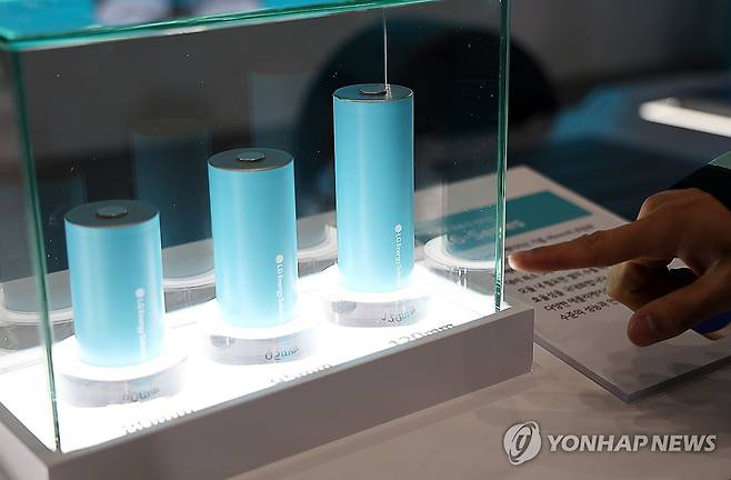 '인터배터리 2025' LG에너지솔루션 부스에 전시된 46시리즈 배터리 [연합뉴스 자료사진]