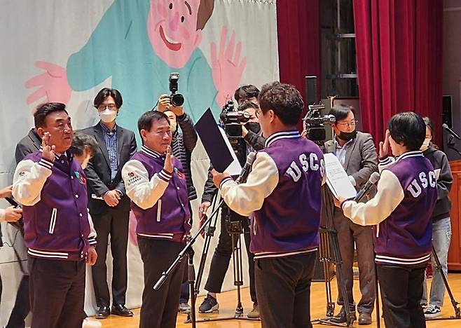 2023년 3월 열린 제1기 울산시 시니어초등학교 입학식에서 입학생을 대표해 선서하는 서재우씨(뒷모습 왼쪽) [울산시 시니어초등학교 제공. 재판매 및 DB 금지]