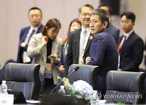 통상장관회의 참석한 리청강 (서귀포=연합뉴스) 박지호 기자 = 15일 오후 서귀포시 제주국제컨벤션센터에서 열린 APEC 2025 통상장관회의 개회식 직전 리청강 중국 상무부 국제무역담판대표 겸 부부장이 입장하고 있다. 2025.5.15
jihopark@yna.co.kr
(끝)