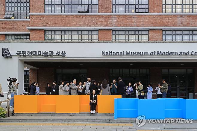 국립현대미술관 '기울인 몸들: 서로의 취약함이 만날 때' 전시 개최 (서울=연합뉴스) 류효림 기자 = 15일 서울 종로구 국립현대미술관 서울관에서 열린 '기울인 몸들: 서로의 취약함이 만날 때' 전시 언론공개회에서 참석자들이 전시 작품을 살펴보고 있다. 2025.5.15 ryousanta@yna.co.kr
