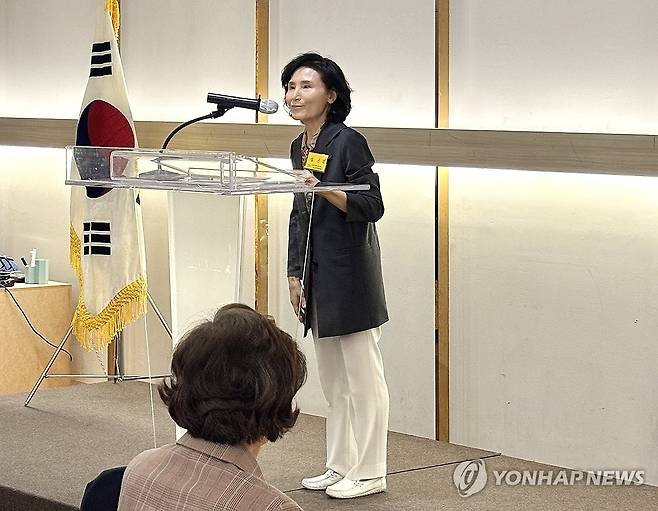 인사말 하는 설난영 여사 (서울=연합뉴스) 국민의힘 김문수 후보의 배우자 설난영 여사가 14일 서울 더 리버사이트 호텔에서 열린 대한민국을 생각하는 호남미래포럼 조찬회에 참석해 인사말하고 있다. 2025.5.14 [독자 제공. 재판매 및 DB 금지] photo@yna.co.kr