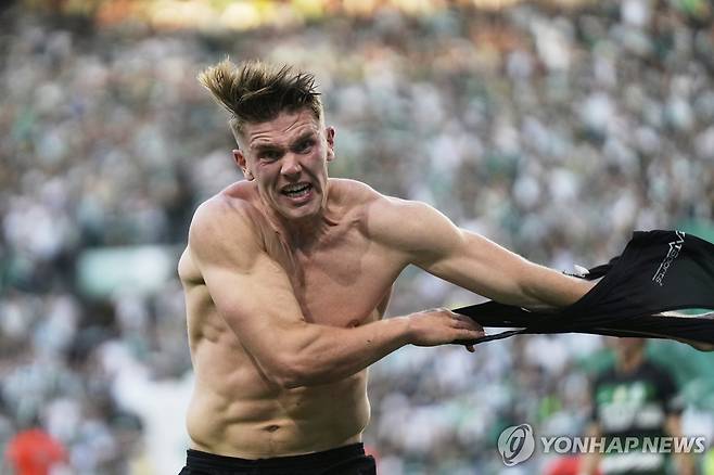 골 세리머니를 펼치는 스포르팅의 빅토르 죄케레시 [AP=연합뉴스]