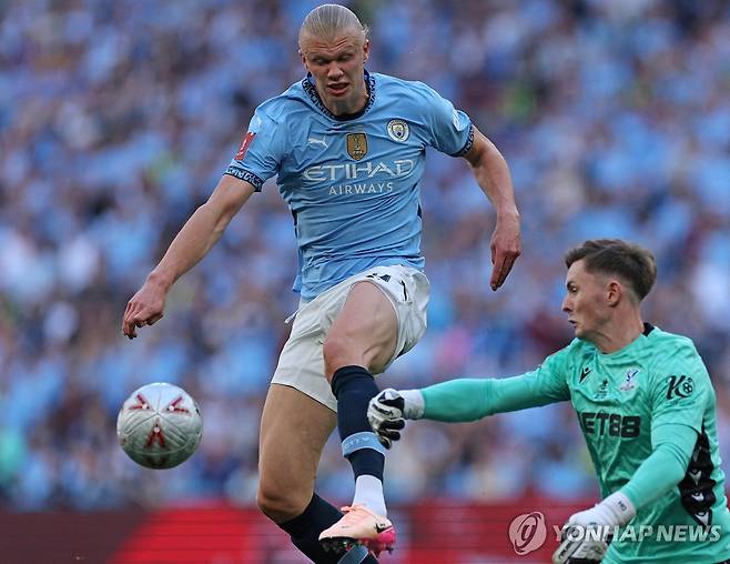 엘링 홀란 앞에서 볼을 쳐내는 딘 헨더슨(오른쪽) [AFP=연합뉴스]