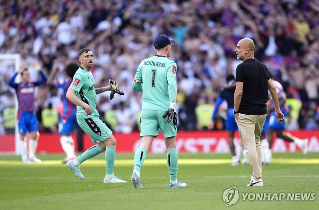 페프 과르디올라 감독과 이야기를 나누는 딘 헨더슨(가운데) [AP=연합뉴스]