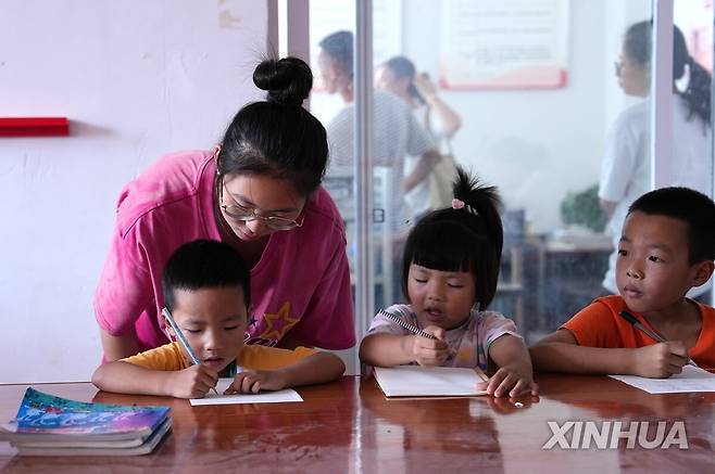 글자 쓰는 연습하는 어린이 [신화=연합뉴스 자료사진]