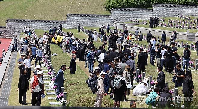 45주년 5·18 묘지 가득 찬 추모객 (광주=연합뉴스) 천정인 기자 = 18일 오전 광주 북구 5·18 민주묘지에서 추모객들이 묘소를 참배하며 5월 영령의 넋을 기리고 있다. 2025.5.18 [공동취재] iny@yna.co.kr