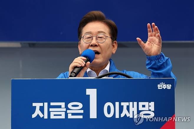광주 집중유세에서 지지 호소하는 이재명 후보 (광주=연합뉴스) 황광모 기자 = 더불어민주당 이재명 대선후보가 17일 광주광역시 서구 김대중컨벤션센터 광장에서 열린 집중 유세에서 지지를 호소하는 연설을 하고 있다. 2025.5.17 [공동 취재] hkmpooh@yna.co.kr