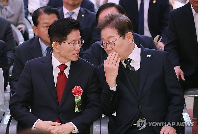 이재명-김문수 대화 (서울=연합뉴스) 한상균 기자 = 더불어민주당 이재명 대선 후보(오른쪽)와 국민의힘 김문수 대선 후보가 5일 서울 종로구 조계사에서 열린 불기 2569년 부처님오신날 봉축법요식에 참석해 대화하고 있다. 2025.5.5 xyz@yna.co.kr