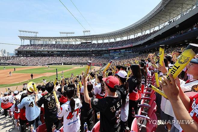 5·18민주화운동 기념일에 소리쳐 응원전 (광주=연합뉴스) 조남수 기자 = 제45주년 5·18민주화운동 기념일인 18일 광주기아챔피언스필드에서 열린 프로야구 두산 베어스와 KIA 타이거즈의 경기에서 관중들이 소리쳐 선수들을 응원하고 있다.
그동안 5월 18일 광주 경기에서는 5ㆍ18민주화운동 희생자를 추모하는 뜻으로 구단은 응원단(응원가, 앰프, 치어리딩)을 운영하지 않았고 팬들 또한 응원을 자제해 왔다. 2025.5.18 iso64@yna.co.kr