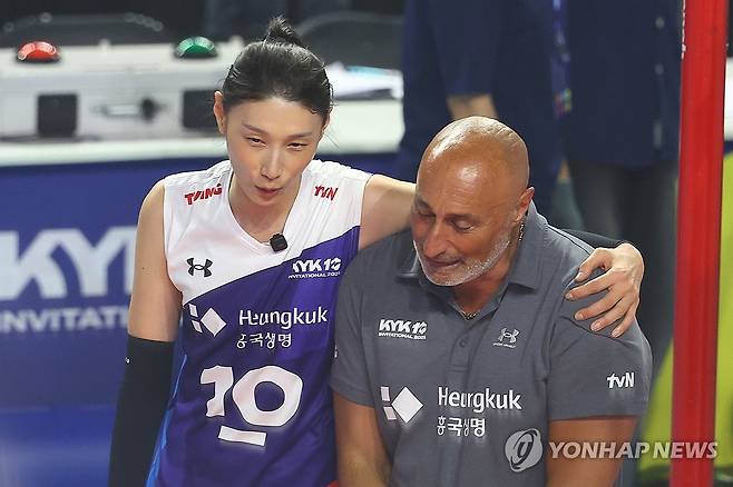 김연경, 아본단자 감독과 함께 (인천=연합뉴스) 서대연 기자 = 2024-2025시즌을 끝으로 현역 생활을 마친 '배구 여제' 김연경이 18일 인천 삼산월드체육관에서 열린 여자배구 세계올스타전 'KYK 인비테이셔널 2025'에서 경기를 마친 뒤 마르첼로 아본단자 감독과 인사를 나누고 있다. 2025.5.18 dwise@yna.co.kr