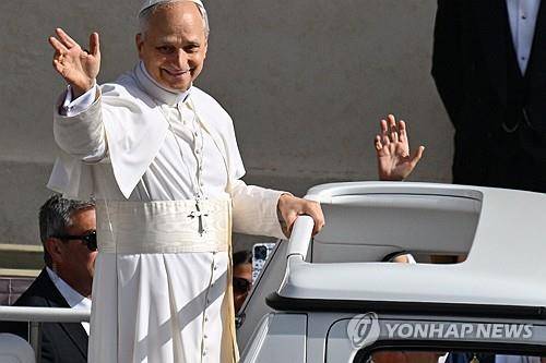 '파파모빌' 타고 신자들에게 인사하는 레오 14세 (바티칸 EPA=레오 14세 교황이 18일(현지시간) 즉위 미사에 앞서 '파파모빌'을 타고 신자들에게 인사하고 있다. 2025.05.18.