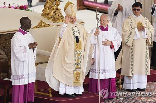 즉위 미사 거행하는 레오 14세 (바티칸 AP=연합뉴스) 레오 14세 교황이 18일(현지시간) 바티칸 성 베드로 광장에서 즉위 미사를 거행하고 있다. 그는 전통을 상징하는 붉은 색 신발 대신 검은 구두를 신었다. 2025.05.18.