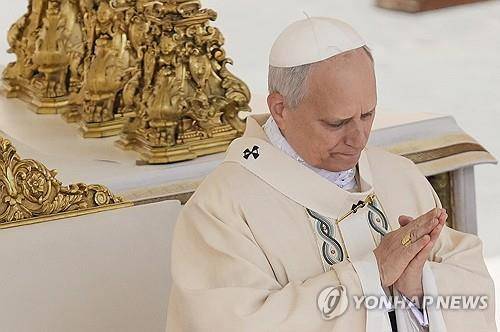 '어부의 반지'로 느낀 교황의 무게 (바티칸 AP=연합뉴스) 교황권을 상징하는 '어부의 반지'를 손가락에 낀 뒤 지그시 바라보며 감정에 휩싸이는 레오 14세 교황. 2025.05.18.