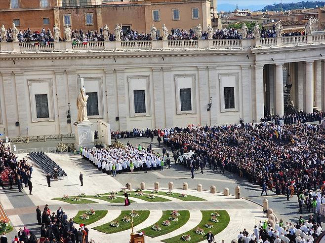 레오 14세 교황의 광장 순례 (바티칸=연합뉴스) 신창용 특파원 = 레오 14세 교황이 18일(현지시간) 바티칸 성 베드로 광장에서 거행된 즉위 미사에 앞서 포프모빌을 타고 광장을 순례하고 있다. 2025.05.18 changyong@yna.co.kr