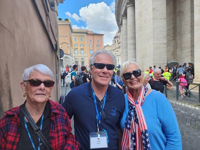 연합뉴스와 인터뷰하는 미국인 페기 씨 (바티칸=연합뉴스) 신창용 특파원 = 18일(현지시간) 바티칸 성 베드로 광장에서 거행된 레오 14세 교황의 즉위 미사를 지켜본 미국인 페기 씨(오른쪽)가 연합뉴스와 인터뷰한 뒤 사진 촬영을 위해 포즈를 취하고 있다. 2025.05.18 changyong@yna.co.kr