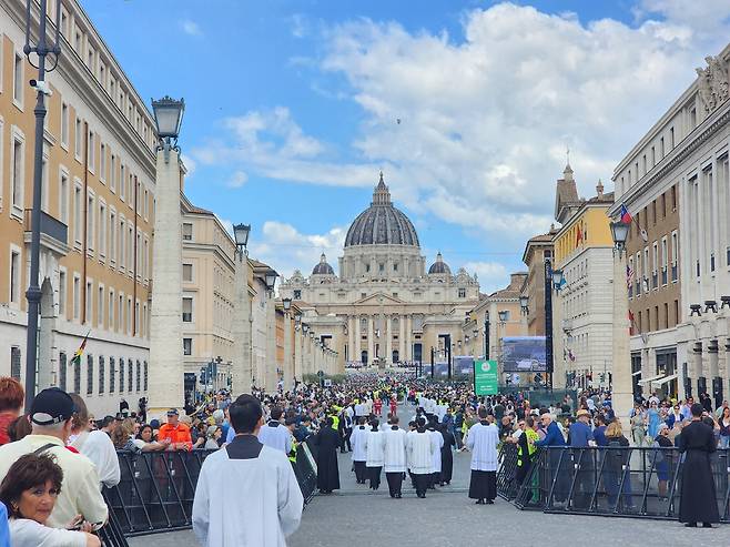 레오 14세 교황 즉위 미사 (바티칸=연합뉴스) 신창용 특파원 = 18일(현지시간) 바티칸 성 베드로 광장에서 레오 14세 교황의 즉위 미사가 거행되고 있다. 2025.05.18 changyong@yna.co.kr