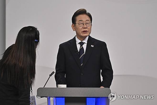 토론회 앞둔 이재명 후보 (서울=연합뉴스) 더불어민주당 이재명 대선후보가 18일 서울 마포구 상암동 SBS 프리즘센터 스튜디오에서 열린 제21대 대선 1차 후보자 토론회를 준비하고 있다. 2025.5.18 [국회사진기자단] photo@yna.co.kr