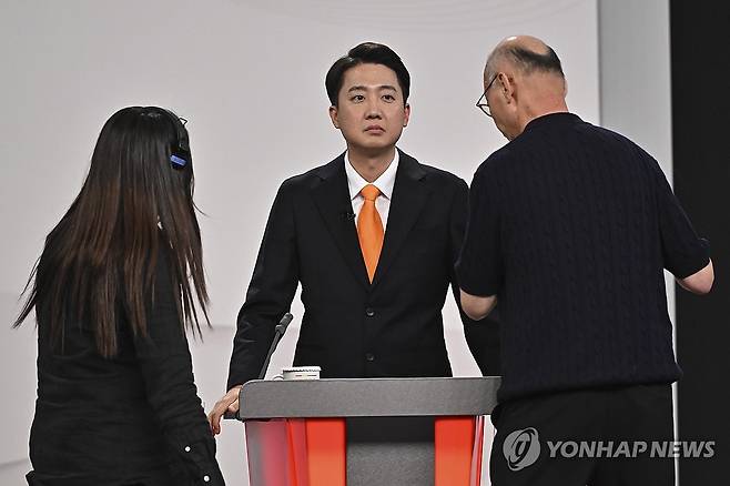 토론회 앞둔 이준석 후보 (서울=연합뉴스) 개혁신당 이준석 대선후보가 18일 서울 마포구 상암동 SBS 프리즘센터 스튜디오에서 열린 제21대 대선 1차 후보자 토론회를 준비하고 있다. 2025.5.18 [국회사진기자단] photo@yna.co.kr