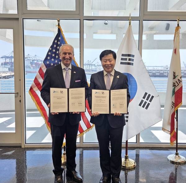 로스앤젤레스항만청 유진 세로카 청장(사진 왼쪽)과 인천항만공사 이경규 사장이 업무협약을 체결 이후  기념사진을 촬영하고 있다. /인천항만공사 제공