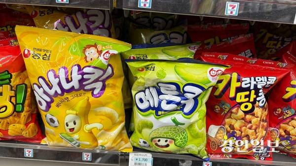 수원시내 한 세븐일레븐 편의점에 농심 신제품 ‘메론킥’이 진열돼 있다. 2025.5.19 /윤혜경기자 hyegyung@kyeongin.com