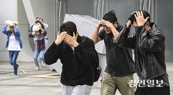 19일 오후 수원시 장안구 수원SK아트리움에서 ‘수원시 2025 안전한국훈련 및 긴급구조종합훈련’이 진행되고 있다. 2025.5.19 /이지훈기자 jhlee@kyeongin.com