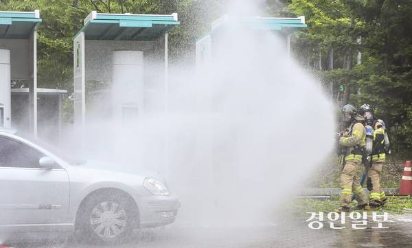19일 오후 수원시 장안구 수원SK아트리움에서 ‘수원시 2025 안전한국훈련 및 긴급구조종합훈련’이 진행되고 있다. 2025.5.19 /이지훈기자 jhlee@kyeongin.com