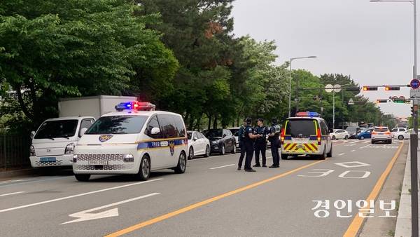 시흥시 내에서 경찰이 흉기난동 사건 용의자를 추적 중이다. 2025.5.19 /유혜연기자 pi@kyeongin.com