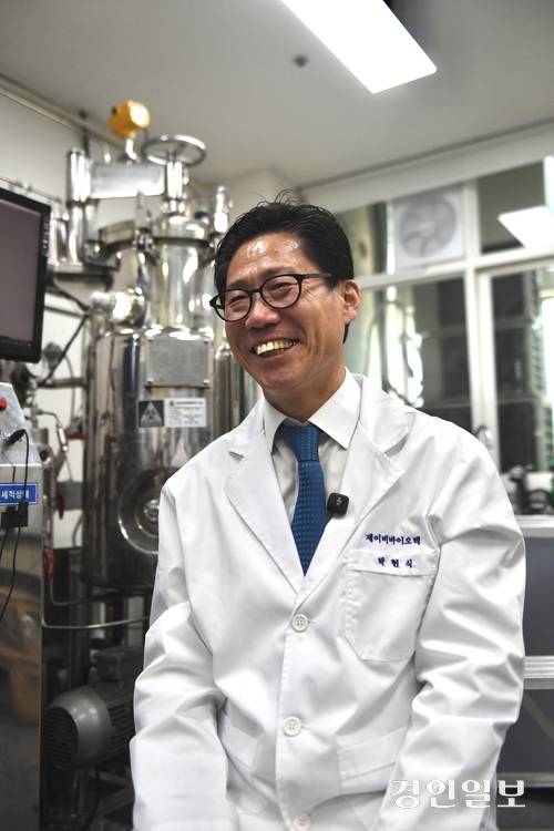 박현식 대표는 “돼지고기는 우리 식량안보의 문제이자 우리 국민의 저렴한 단백질 공급원으로 어떠한 일이 있더라도 지켜내야 할 사업 중 하나”라며 “그걸 사명으로 여기고 양돈 전문 수의사로 살아왔다”고 지난 삶을 돌이켰다. 2025.5.12 /김우성기자 wskim@kyeongin.com