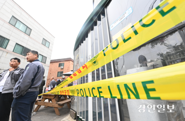 19일 시흥시 정왕동 일대에서 중국 국적의 50대 남성이 흉기를 휘두르는 사건이 발생해 2명이 사망한 것으로 확인됐다. 사진은 이날 과학수사대가 현장 감식을 하는 모습. 2025.5.19 /최은성기자 ces7198@kyeongin.com