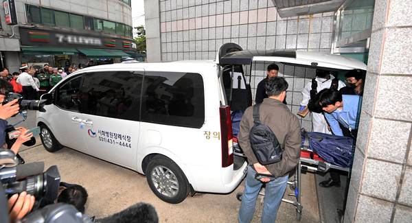 19일 시흥 흉기살인사건 피의자인 중국 국적 차철남씨가 오후 7시께 붙잡혔다. 사진은 이날 과학수사대가 사건 현장을 수습하는 모습. 2025.5.19 /최은성기자 ces7198@kyeongin.com