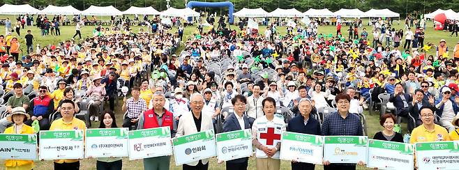 ▲ 17일 인천 남동구 인천대공원 어울림큰마당에서 열린 '2025 함께걷자, Green Light' 행사에 참석한 조의영 대한적십자사 인천지사 회장이 후원금을 전달 받은 후 관계자들과 기념촬영을 하고 있다. /이재민 기자 leejm@incheonilbo.com