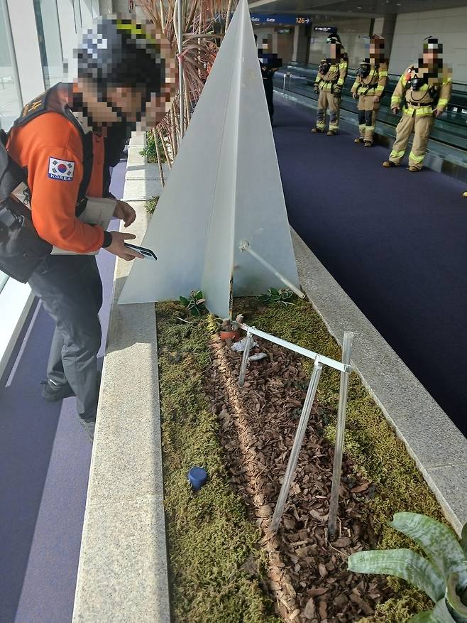 ▲ 18일 오전 10시 8분쯤 인천시 중구 운서동의 인천공항 제1여객터미널 탑승동의 조경시설 LED에서 불이 나 인근이 그을었다. /사진제공=인천소방본부