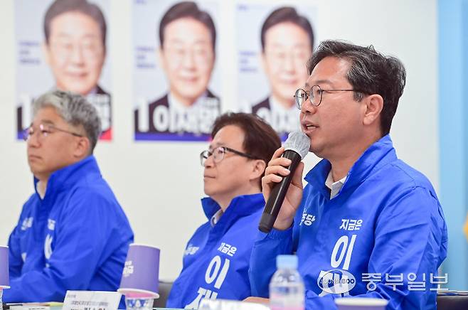 김승원 총괄공동상임선대위원장이 19일 오전 수원시 팔달구 더불어민주당 경기도당 대회의실에서 진행된 공동위원장단 회의에서 모두발언을 하고 있다. 임채운기자