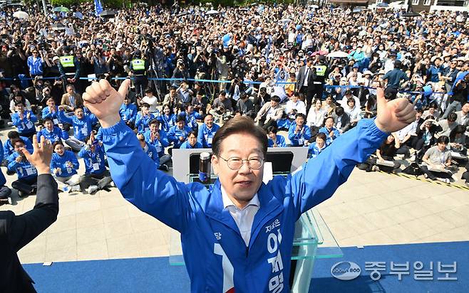 이재명 더불어민주당 대선 후보가 공식 선거운동 시작일인 지난 12일 경기 화성시 동탄 센트럴파크에서 'K-반도체' 동탄 집중유세를 하고 있다. 임채운기자