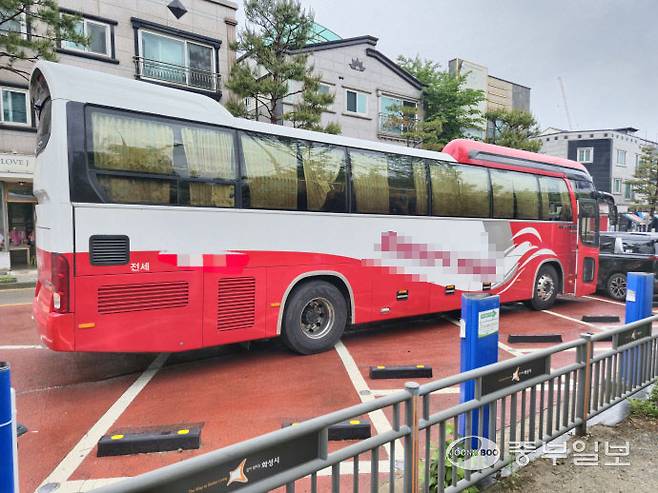 지난 16일 오전 화성시 동탄의 한 유세장 인근 주차장에서 모정당의 유세단 차량이 주차칸 여러 곳을 침범한 채 멈춰서 있다. 노경민기자