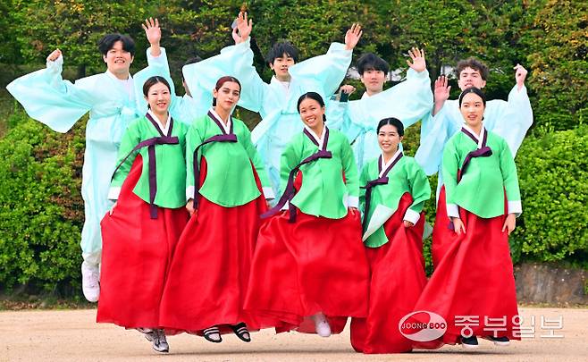 성년의 날인 19일 오후 성남시 동서울대학교에서 열린 '2025 성남시 성년의날 기념행사'에서 성년을 맞은 학생들이 전통 성년례 복장을 갖추고 성년이 된 서로를 축하해주고 있다. 관혼상제(冠婚喪祭) 중 첫 번째 예식인 전통 성년례는 성인의 상징인 갓과 족두리를 씌워주며 책임감 있는 성년으로 임명하고 책임감을 부여하는 행사다. 김경민기자