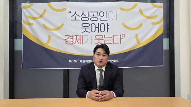 황 회장이 중도일보 인터뷰에 답변하고 있다.