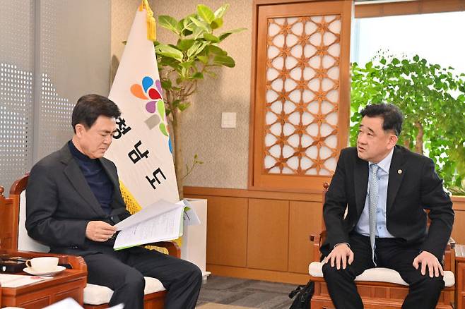 김태흠 충남지사(왼쪽)가 지난 3월 충남도를 방문한 이주병 충남의사회장의 제안서를 검토하고 있다.[사진=충남도의사회 제공]