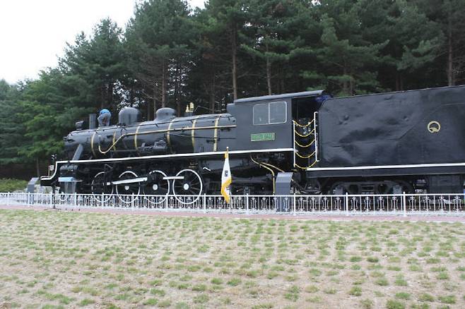 대전국립현충원에 있는 국가등록문화유산 제415호인 '미카형 증기기관차 129호'. (사진= 국가유산청)