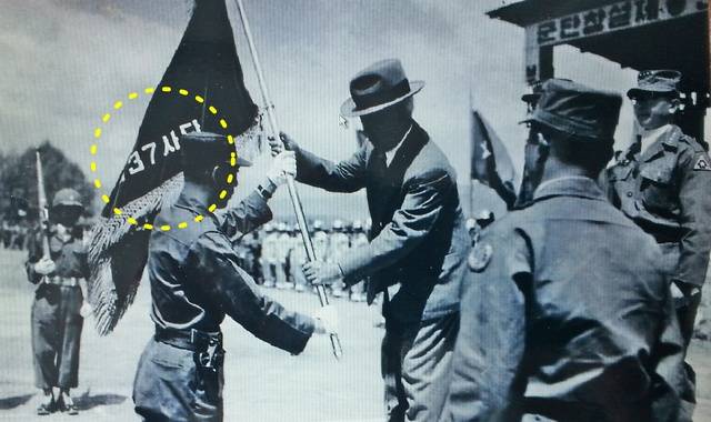 ▲ 1955년 5월 20일 강원도 춘천 2군단 사령부에서 열린 37보병사단 창설식에서 이승만 대통령이 양중호 초대 사단장에게 사단기를 수여하고 있다. /국가기록원 제공