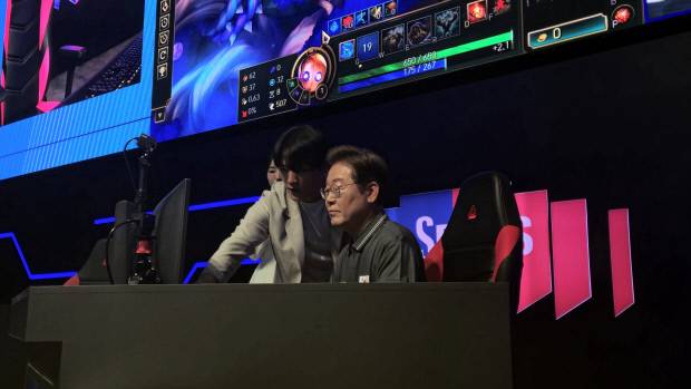 이재명 더불어민주당 대선 후보가 지난 17일 광주 동구 조선대학교에 위치한 광주e스포츠경기장에서 열린 ‘K-콘텐츠e스포츠 LEVEL UP!’ e스포츠 산업 현장간담회에서 게임 ‘리그오브레전드’를 체험하고 있다. 정성현 기자