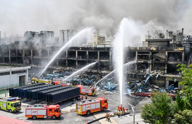 금호타이어 광주공장 화재 발생 이틀째인 18일 소방당국이 진화작업을 하고 있다. /최현배 기자 choi@kwangju.co.kr