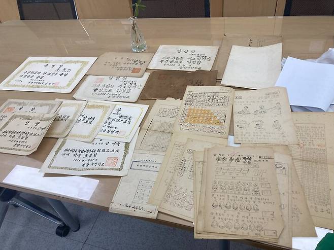 강영숙씨 할머니가 보관하고 있던 임명장, 졸업장, 학생생활기록부, 시험지 등의 자료.