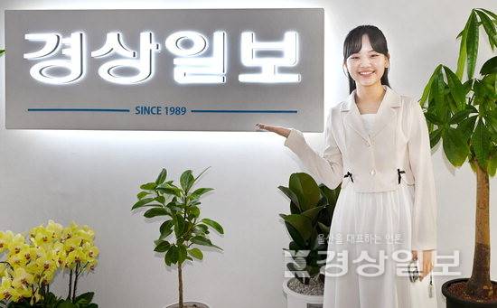 ▲ 국내 종합편성채널의 '한일가왕전'과 '한일톱텐쇼'에 출연해 유명세를 타고 있는 일본 트로트 가수 아즈마 아키가 18일 본사를 방문해 노인들을 대상으로 한 공연 봉사활동에 대해 이야기하고 있다. 김동수기자 dskim@ksilbo.co.kr